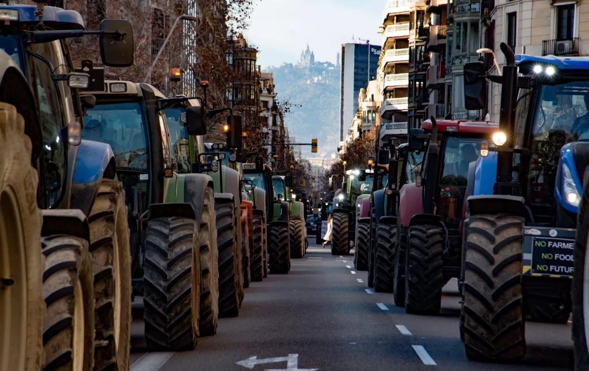 Tractores de agricultores llegan a la conselleria de Acción Climática durante una manifestación en la segunda jornada de protestas, a 7 de febrero de 2024 en Barcelona / ALBERTO PAREDES - EP Tractores de agricultores llegan a la conselleria de Acción Climática durante una manifestación en la segunda jornada de protestas, a 7 de febrero de 2024 en Barcelona / ALBERTO PAREDES - EP