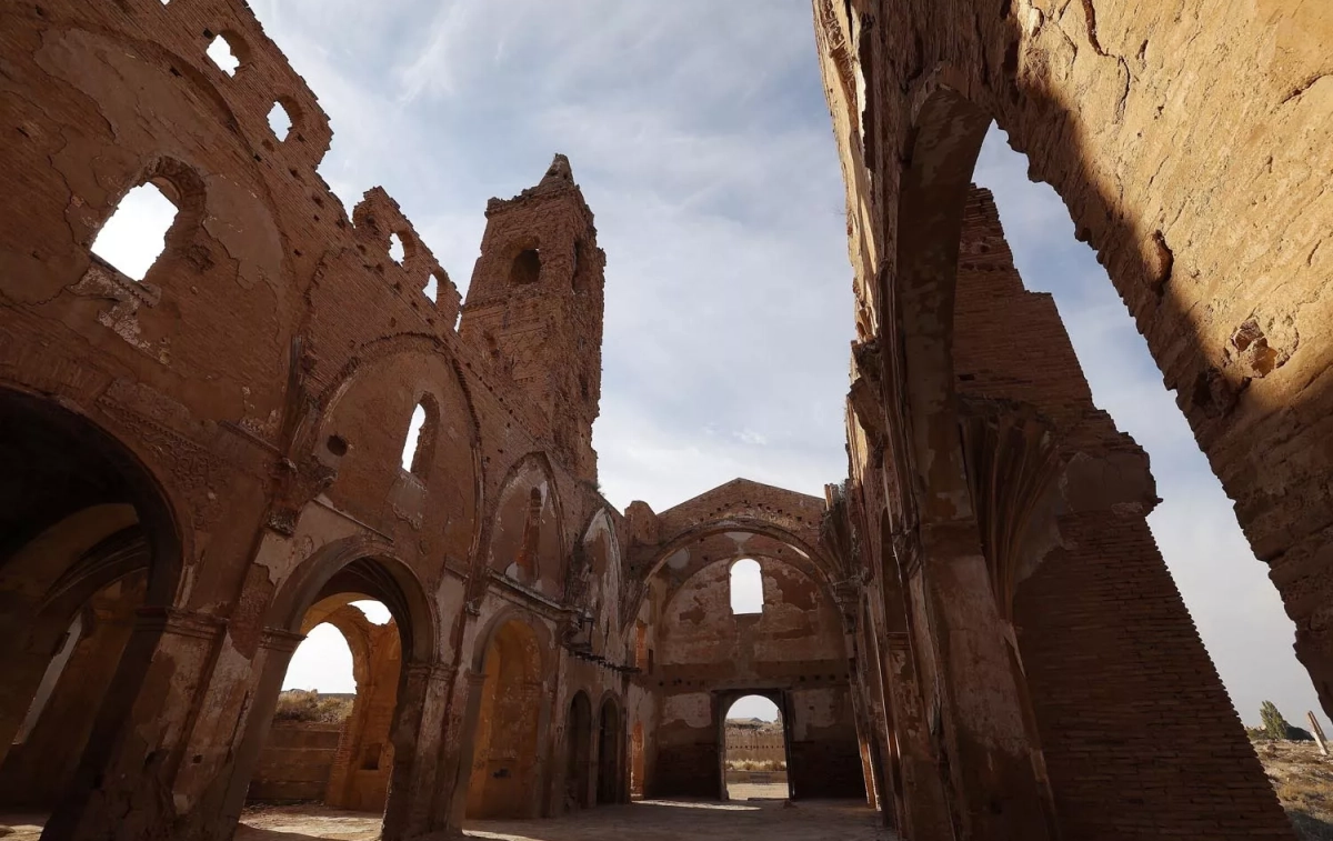 Interior de una basílica derruida en el viejo Belchite / FABIÁN SIMÓN - EP Interior de una basílica derruida en el viejo Belchite / FABIÁN SIMÓN - EP