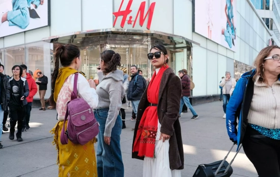 Clientas frente a una tienda / FREEPIK - Ramneek Singh Clientas frente a una tienda / FREEPIK - Ramneek Singh