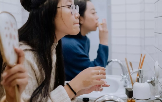 Evita desperdigar tus productos de maquillaje por el baño después de cada uso/ PEXELS Evita desperdigar tus productos de maquillaje por el baño después de cada uso/ PEXELS