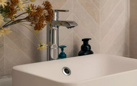 Mantén las superficies del baño despejadas/ PEXELS Mantén las superficies del baño despejadas/ PEXELS