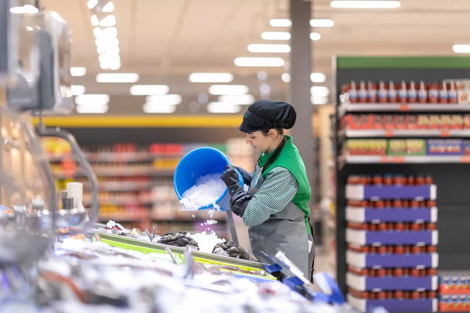 Una trabajadora echa hielo en la pescadería de Mercadona / EP - MERCADONA