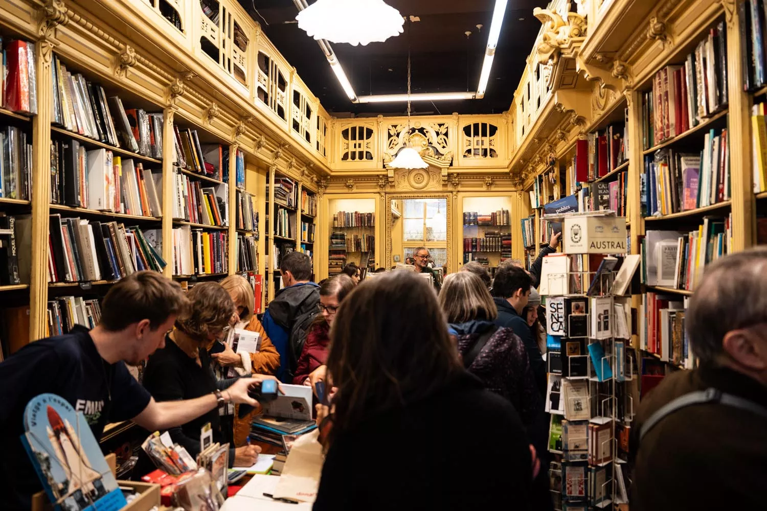 Numerosos clientes en la librería Sant Jordi GALA ESPÍN