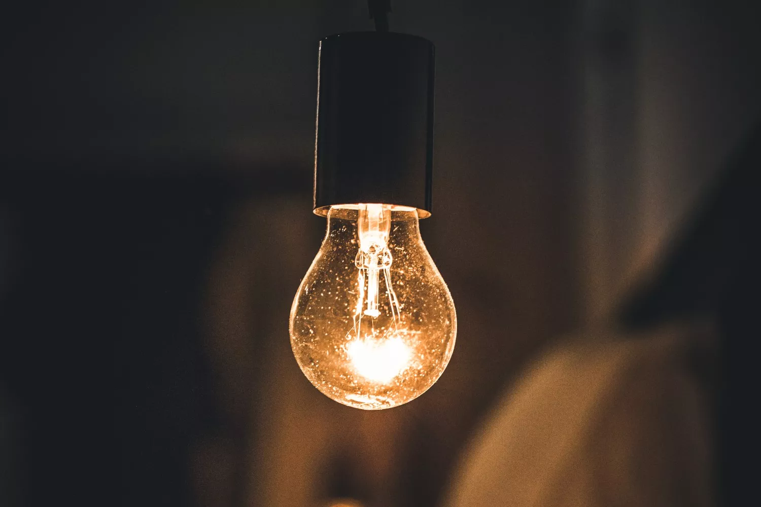 Una bombilla emite luz / FREEPIK - benzoix