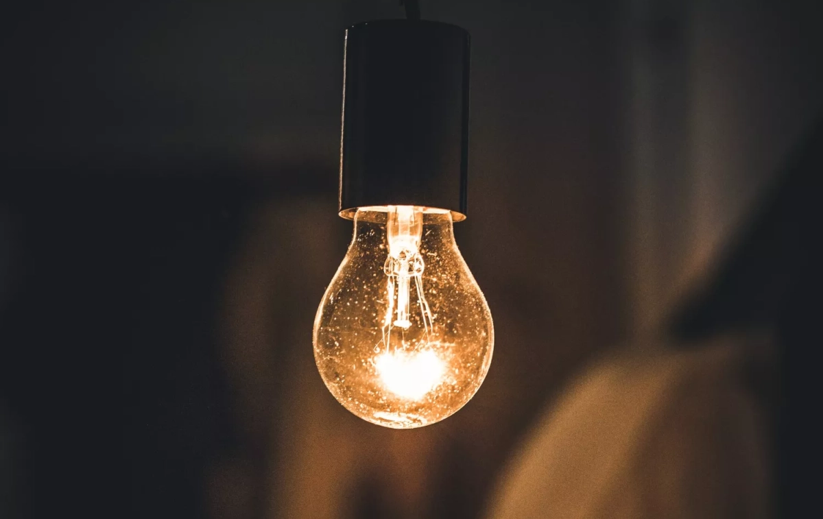 Una bombilla emite luz / FREEPIK - benzoix Una bombilla emite luz / FREEPIK - benzoix