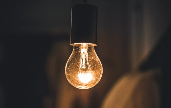 Una bombilla emite luz / FREEPIK - benzoix Una bombilla emite luz / FREEPIK - benzoix