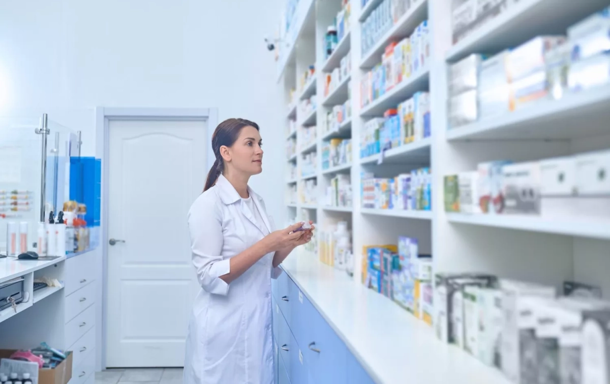 Una profesional en una farmacia / FREEPIK - zinkevych Una profesional en una farmacia / FREEPIK - zinkevych
