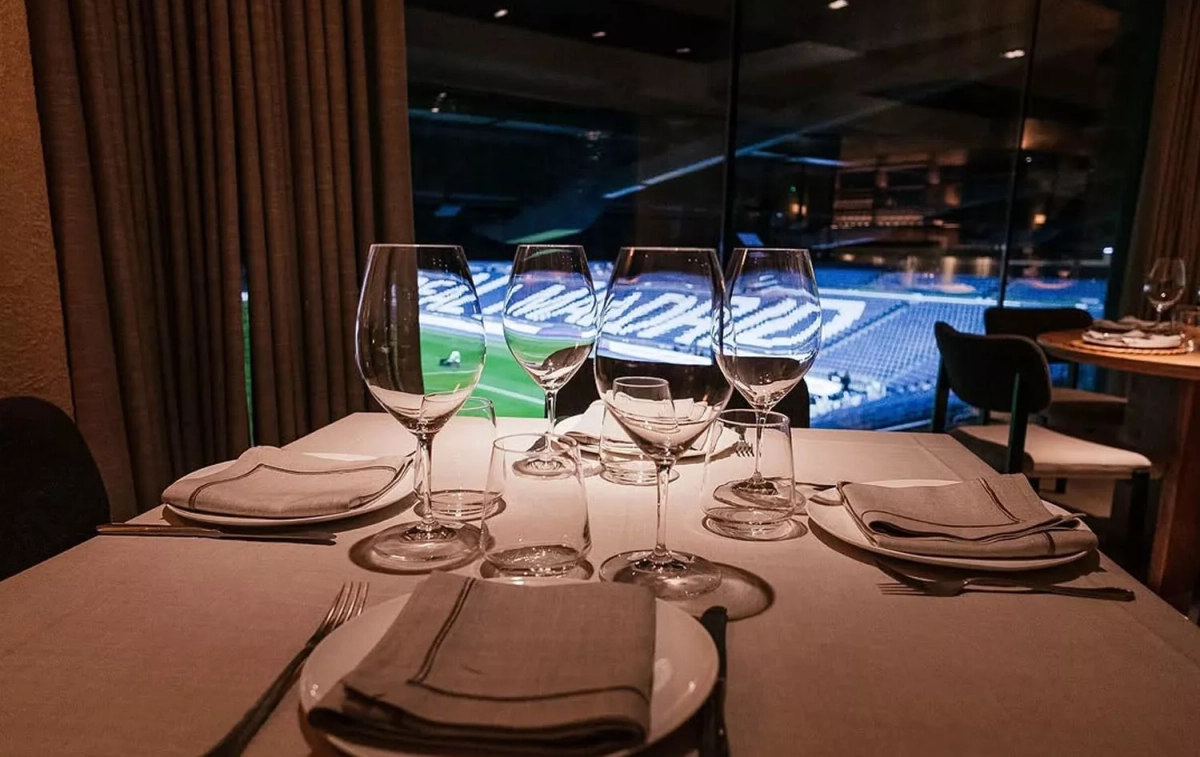 Una mesa preparada para comer en el nuevo restaurante del Santiago Bernabéu / GRUPO ARZÁBAL Una mesa preparada para comer en el nuevo restaurante del Santiago Bernabéu / GRUPO ARZÁBAL
