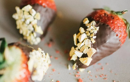 Fresas y chocolate con cacahuete/ PEXELS Fresas y chocolate con cacahuete/ PEXELS