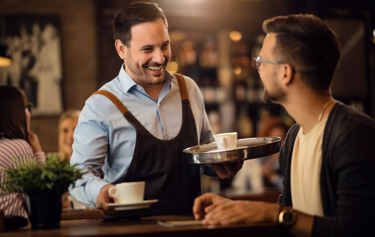 Un profesional con unos cafés / FREEPIK Un profesional con unos cafés / FREEPIK