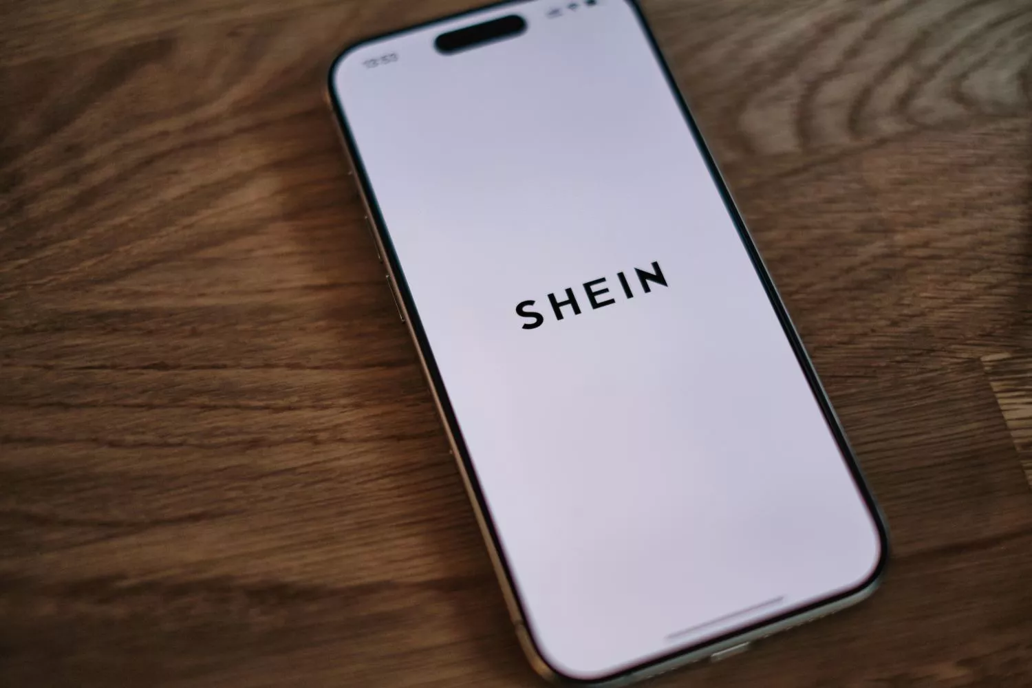 Um telemóvel com a aplicação Shein / UNSPLASH