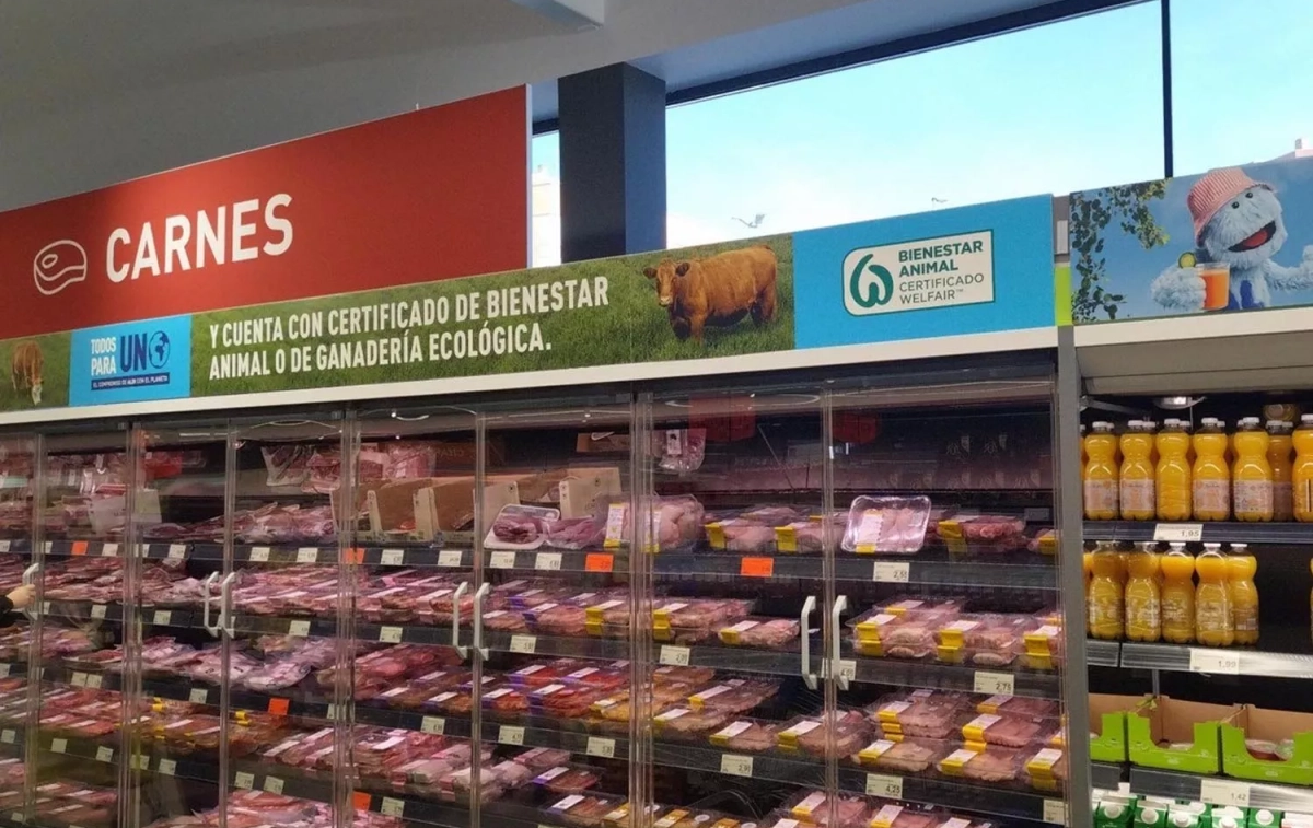 El cartel de Aldi con animales en el campo sobre la nevera de productos cárnicos procedentes de granjas intensivas / CEDIDA El cartel de Aldi con animales en el campo sobre la nevera de productos cárnicos procedentes de granjas intensivas / CEDIDA