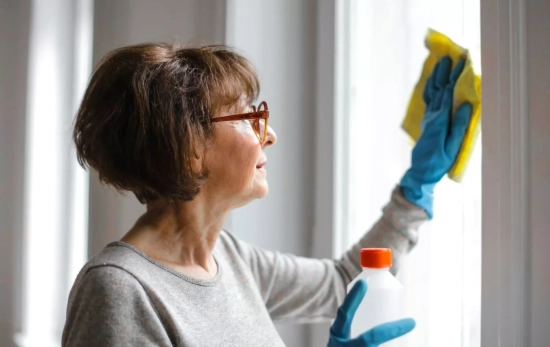 Una mujer limpiando los cristales/ PEXELS Una mujer limpiando los cristales/ PEXELS