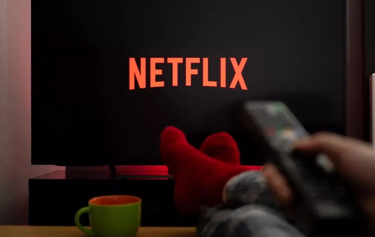Una persona enciende Netflix en su televisor Una persona enciende Netflix en su televisor