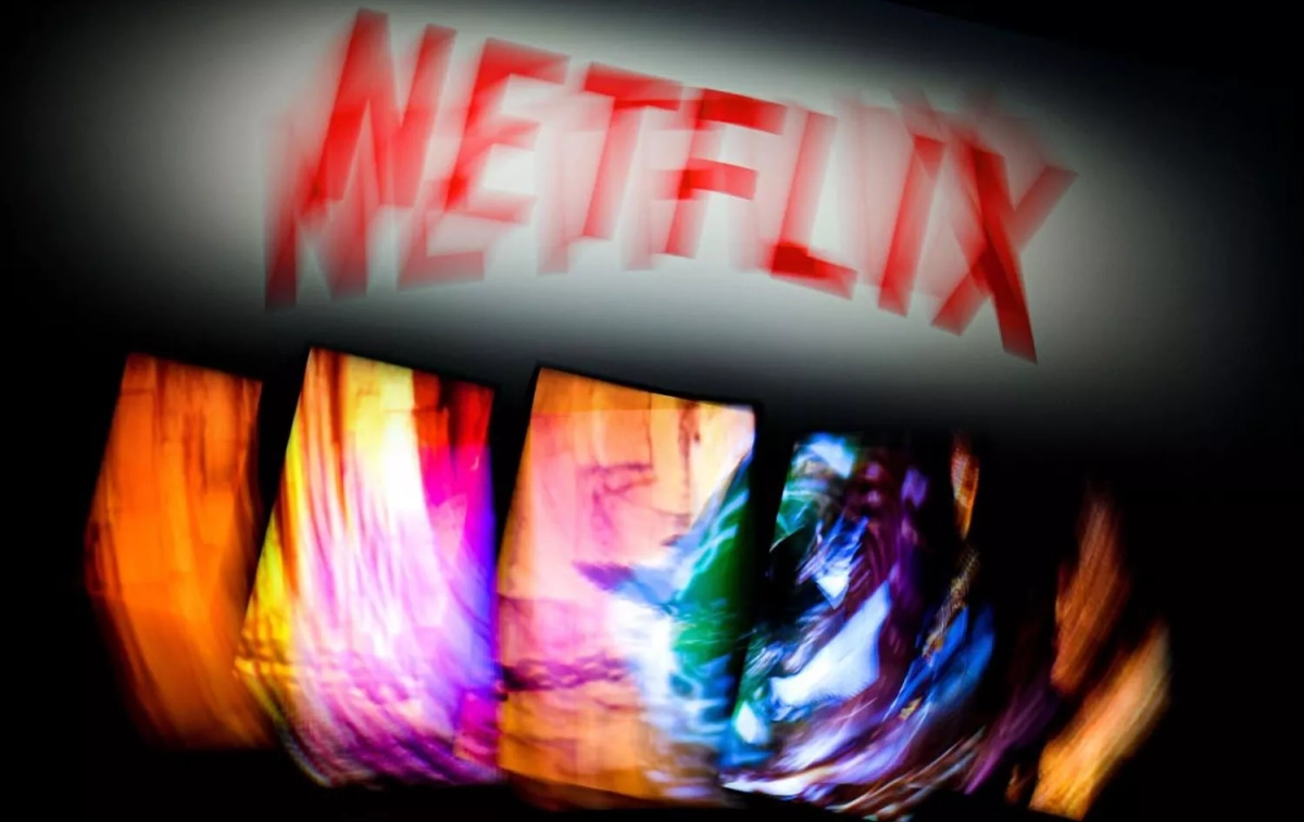 El logo de Netflix borroso y varias pantallas / EFE El logo de Netflix borroso y varias pantallas / EFE