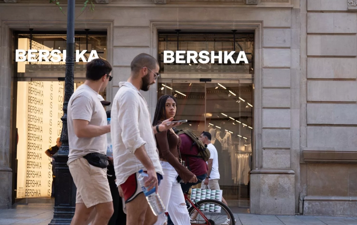 Varias personas pasan por delante de una tienda de Bershka / EUROPA PRESS - DAVID ZORRAKINO Varias personas pasan por delante de una tienda de Bershka / EUROPA PRESS - DAVID ZORRAKINO