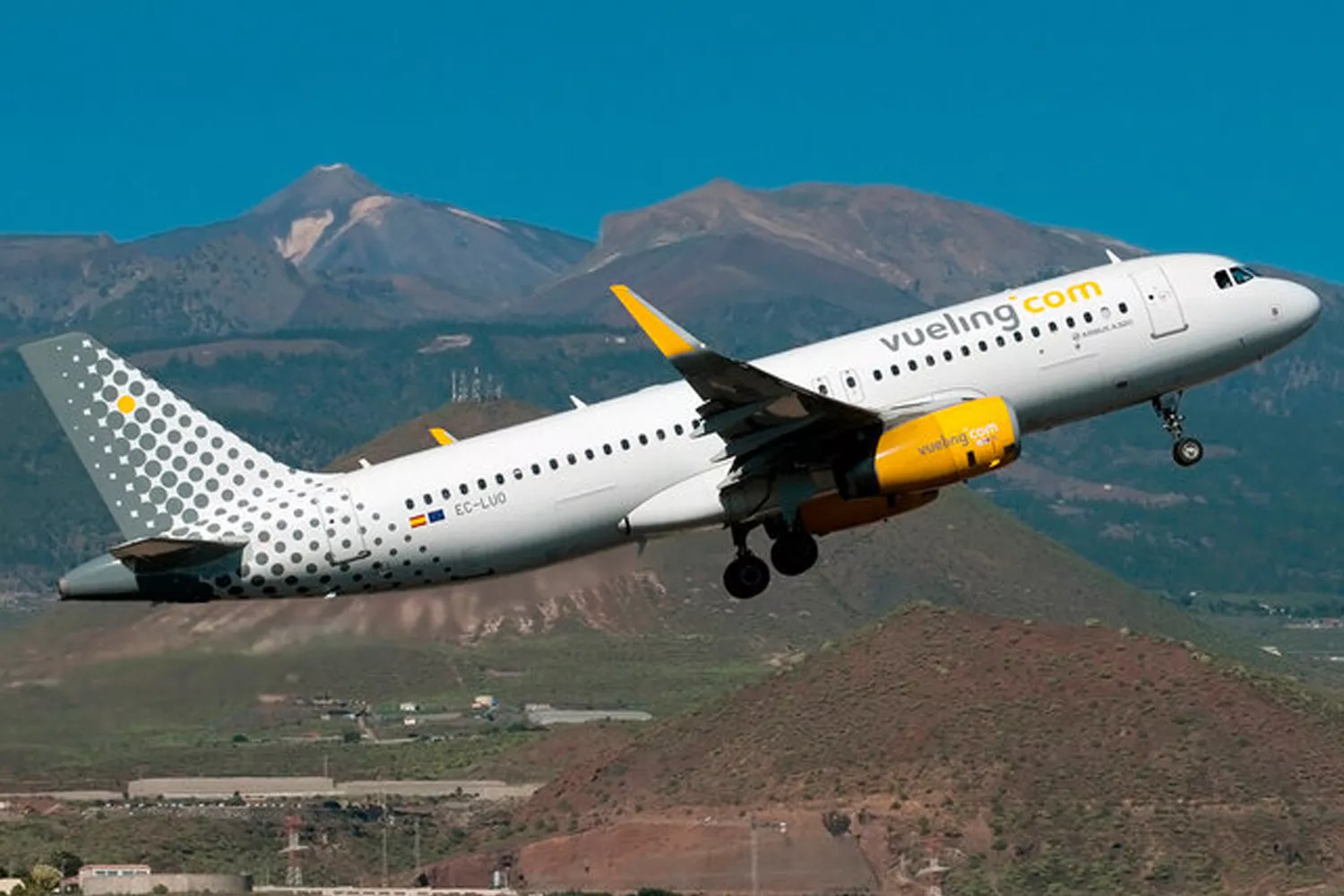 Un avión despega de un aeropuerto canario / VUELING