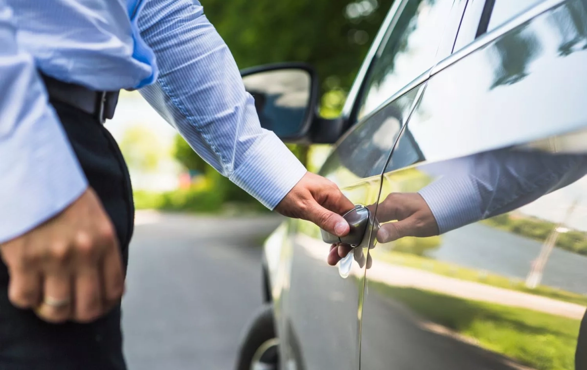 Un conductor procede a abrir la puerta de su coche / FREEPIK Un conductor procede a abrir la puerta de su coche / FREEPIK