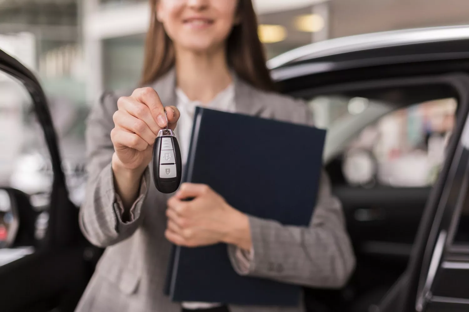 Una mujer que paga el seguro de su coche sostiene unas llaves / FREEPIK Una mujer que paga el seguro de su coche sostiene unas llaves / FREEPIK