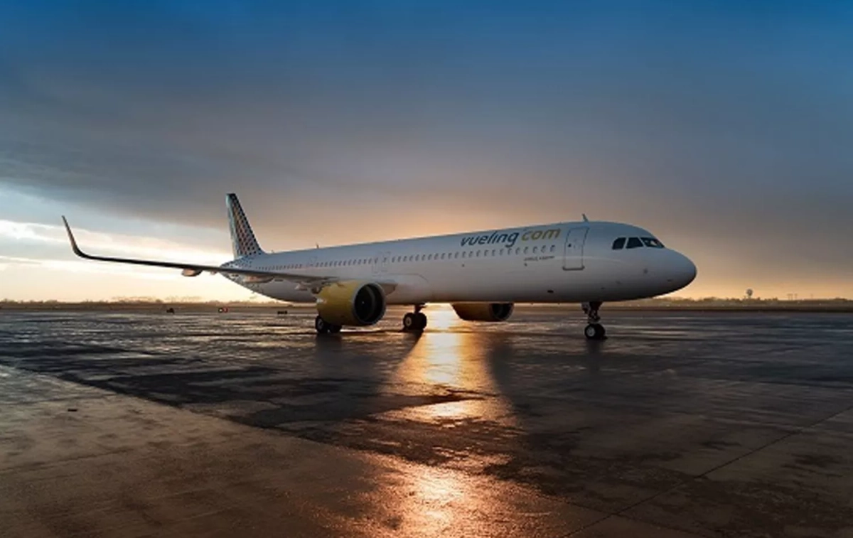 Un avión sobre la pista del aeropuerto / VUELING Un avión sobre la pista del aeropuerto / VUELING