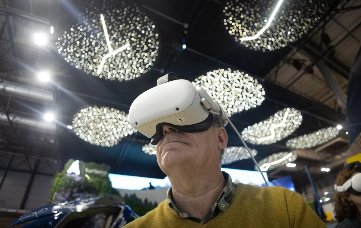 Un hombre prueba unas gafas de Realidad Virtual durante la 45ª edición de la Feria Internacional de Turismo, Fitur 2025 Un hombre prueba unas gafas de Realidad Virtual durante la 45ª edición de la Feria Internacional de Turismo, Fitur 2025