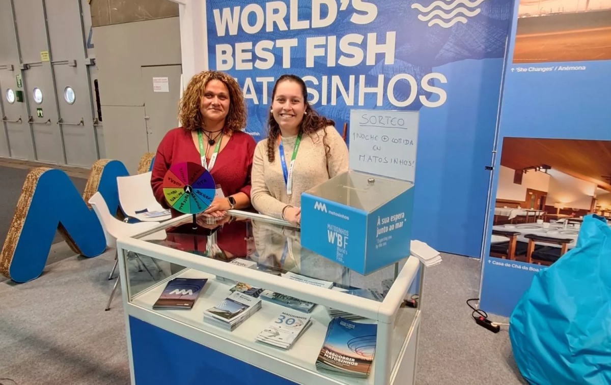 Dos profesionales en el stand de Matosinhos / CG Dos profesionales en el stand de Matosinhos / CG