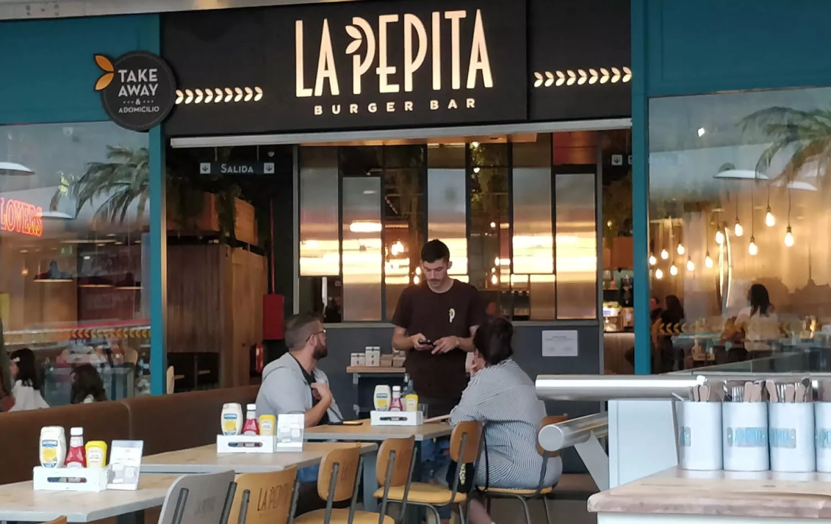 Uno de los establecimientos de La Pepita Burger Bar / LA PEPITA Uno de los establecimientos de La Pepita Burger Bar / LA PEPITA