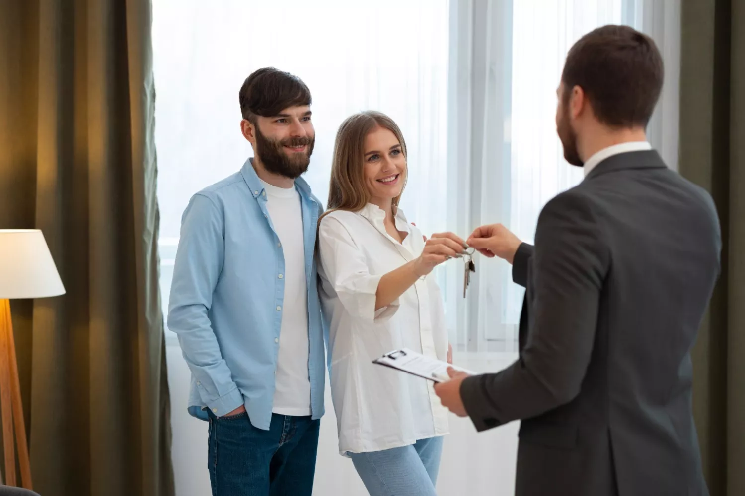 Dois inquilinos recebem as chaves do apartamento de um senhorio / FREEPIK
