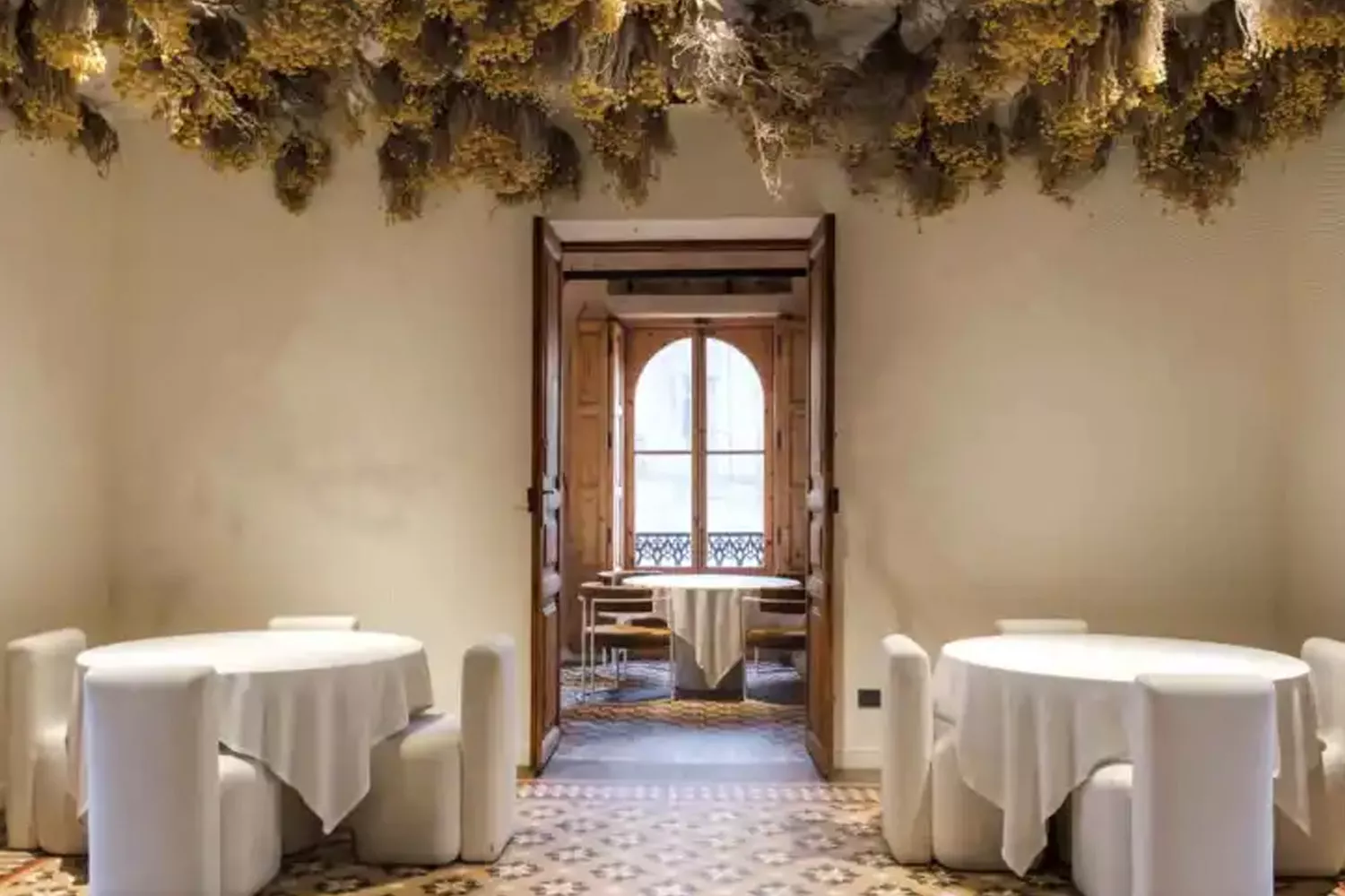 Varias mesas del restaurante La Salita de Begoña Rodrigo / LA SALITA RESTAURANTE