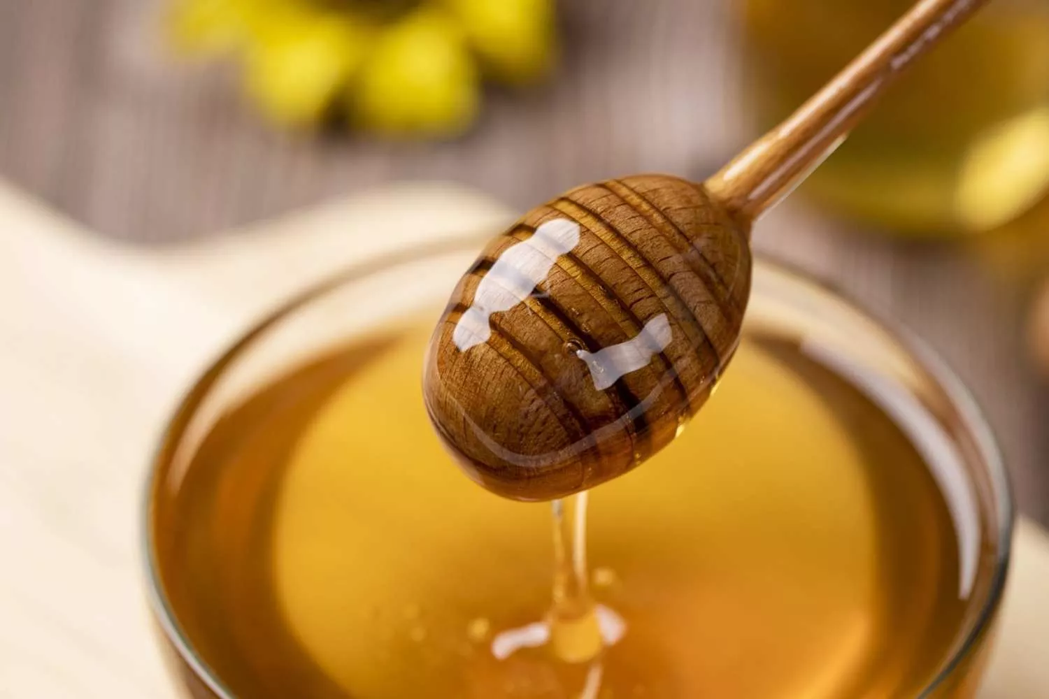 Un palillo de madera con miel / PIXABAY