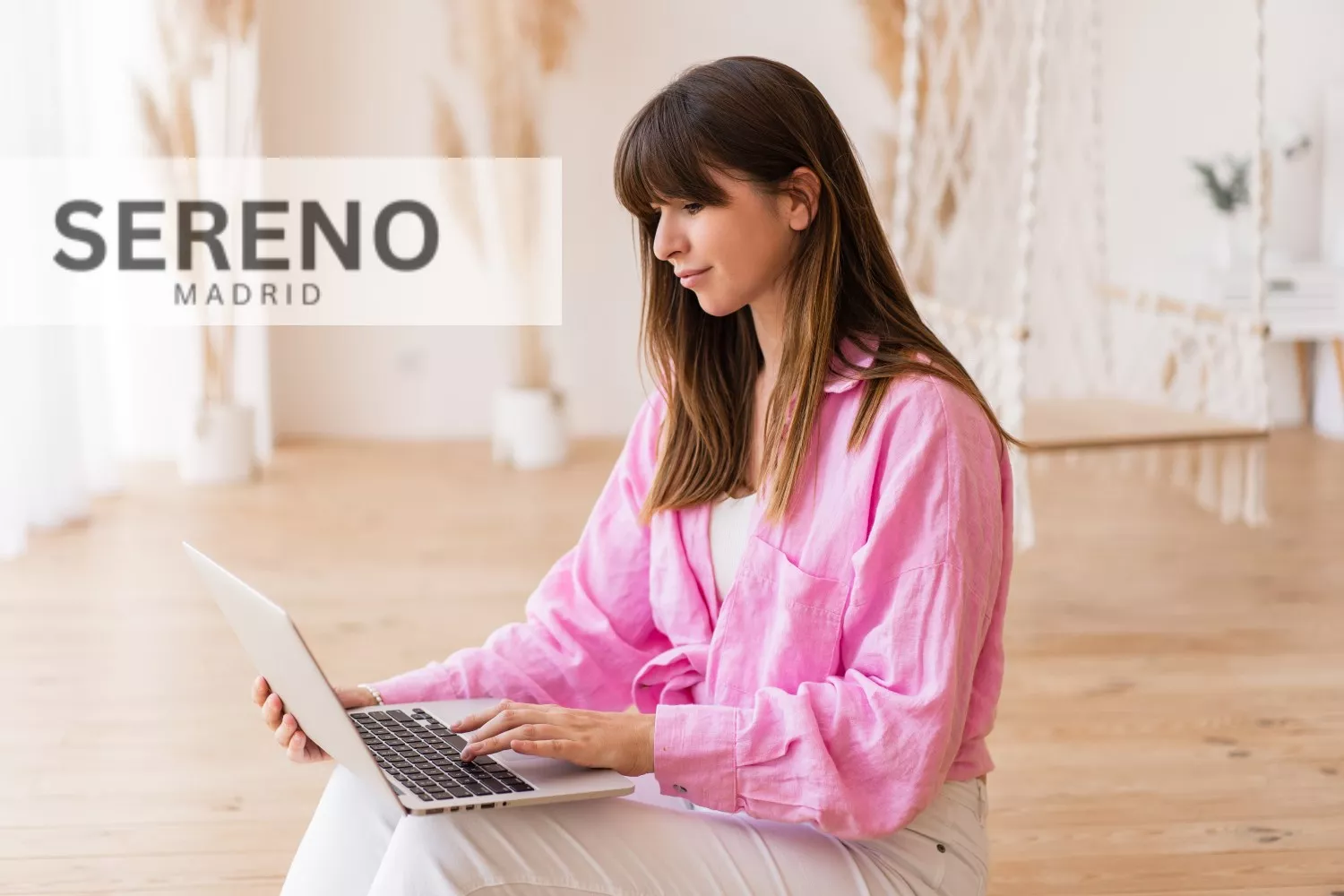Una mujer hace una compra en la web de Sereno Madrid / FOTOMONTAJE CONSUMIDOR GLOBAL