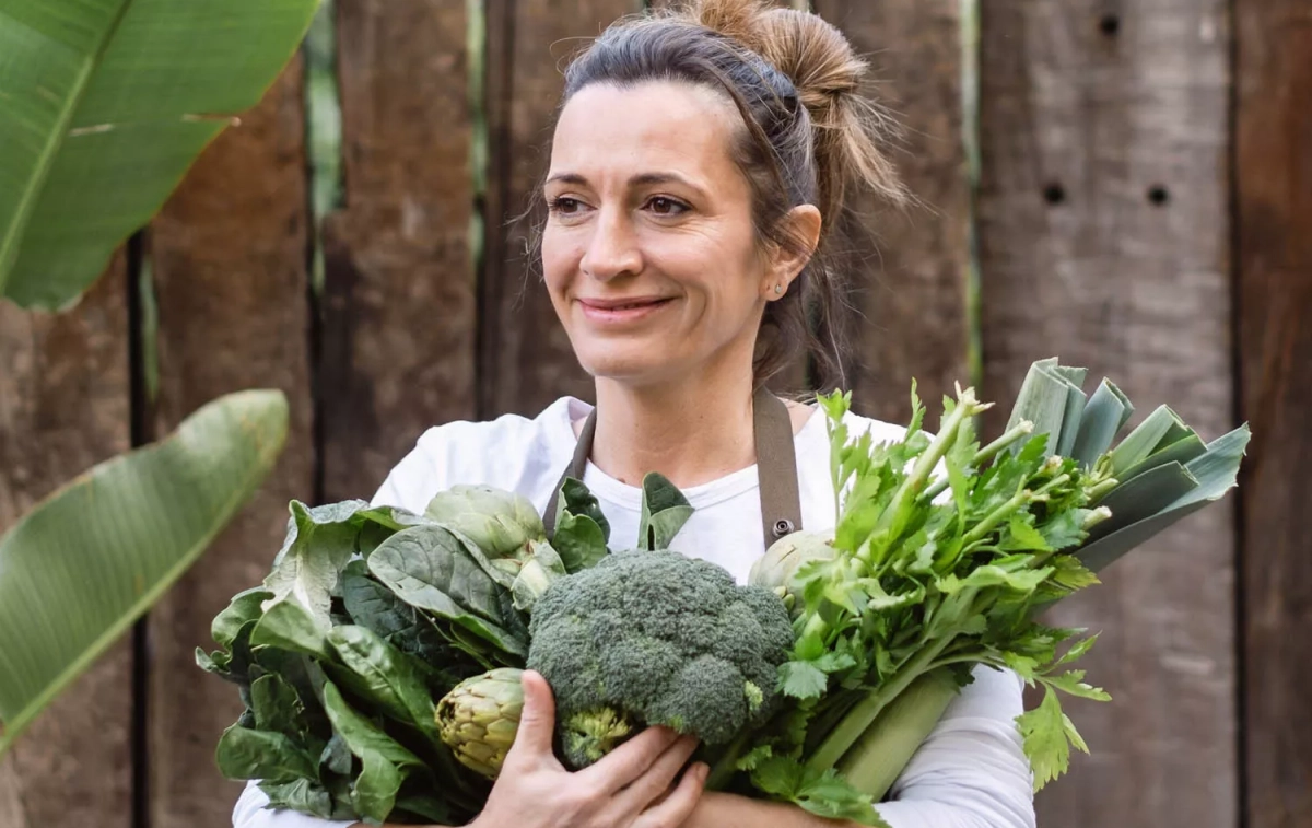 Begoña Rodrigo con unas verduras / LA SALITA RESTAURANTE Begoña Rodrigo con unas verduras / LA SALITA RESTAURANTE