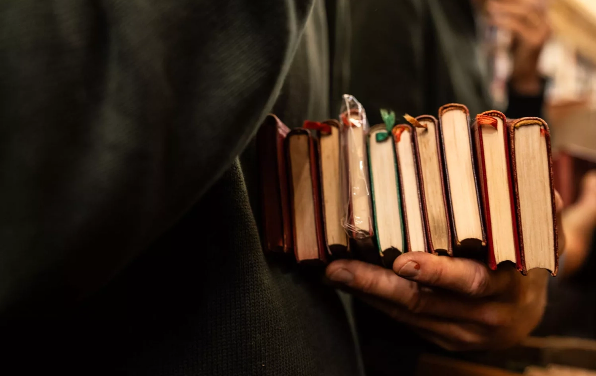 Un cliente con un buen puñado de libros bajo el brazo en la Sant Jordi / GALA ESPÍN Un cliente con un buen puñado de libros bajo el brazo en la Sant Jordi / GALA ESPÍN