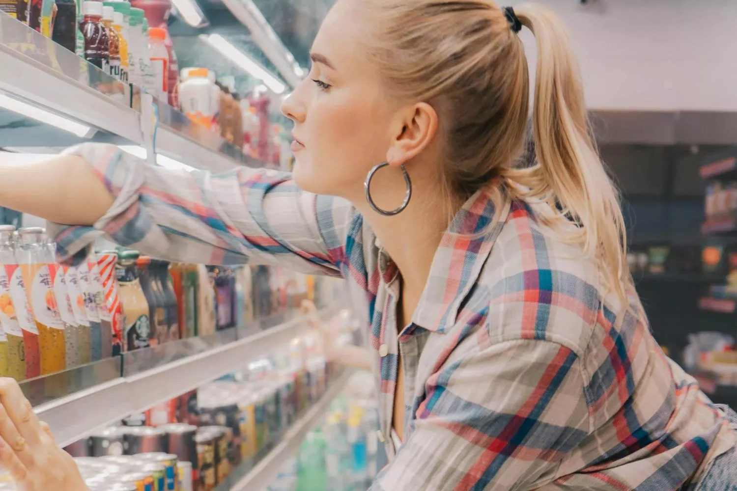 Una persona rebuscando entre las ofertas del supermercado/ PEXELS