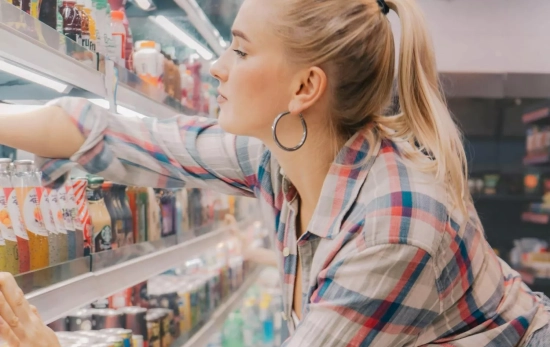 Una persona rebuscando entre las ofertas del supermercado/ PEXELS Una persona rebuscando entre las ofertas del supermercado/ PEXELS