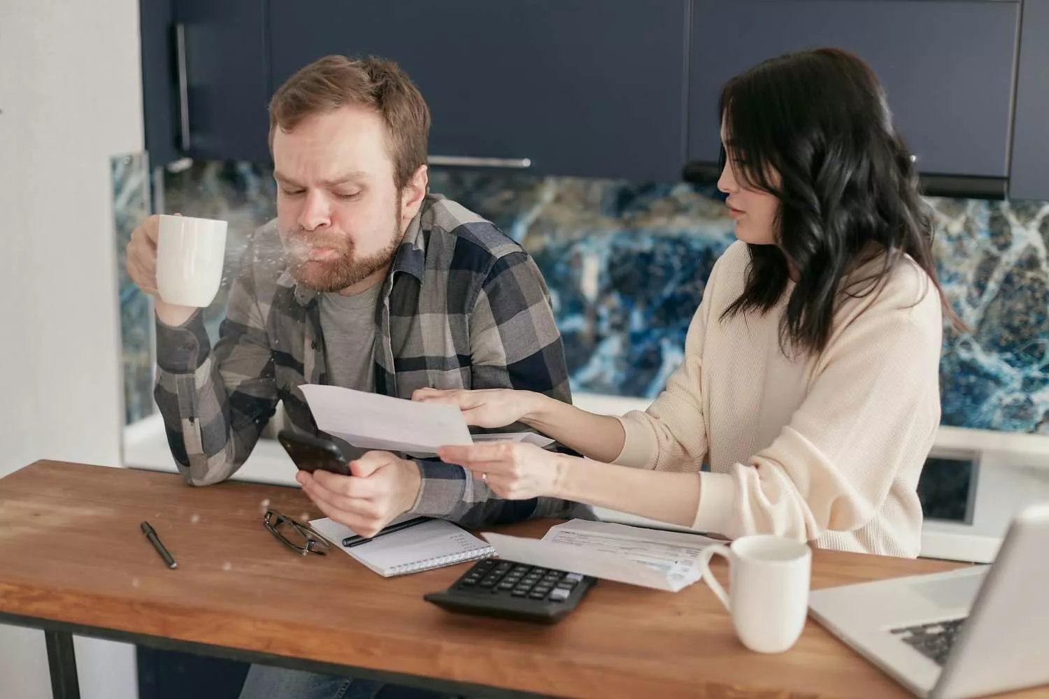 Una pareja revisa su factura de la luz   PEXELS