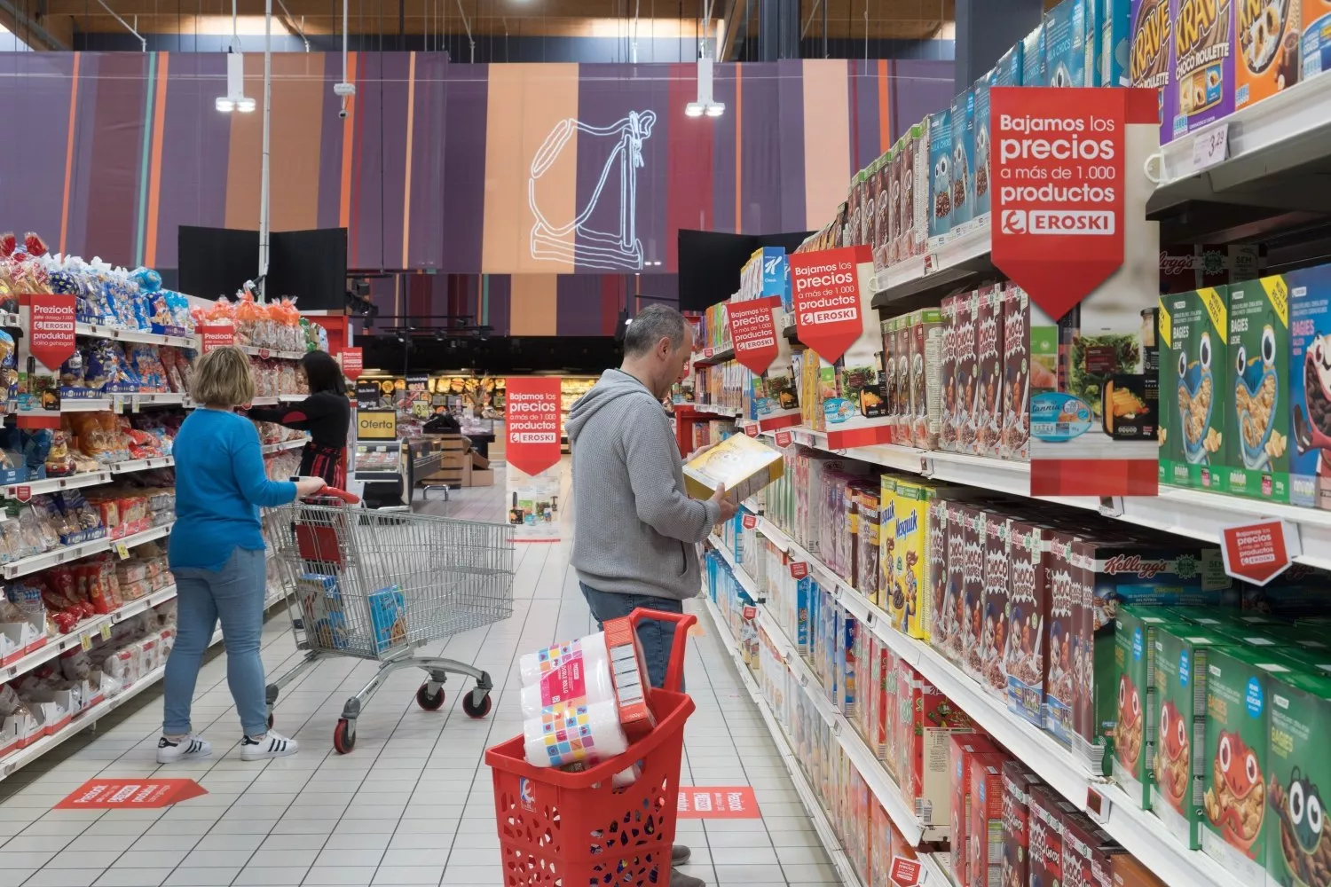 Um supermercado com vários produtos em formato de poupança durante o mês de janeiro / PE