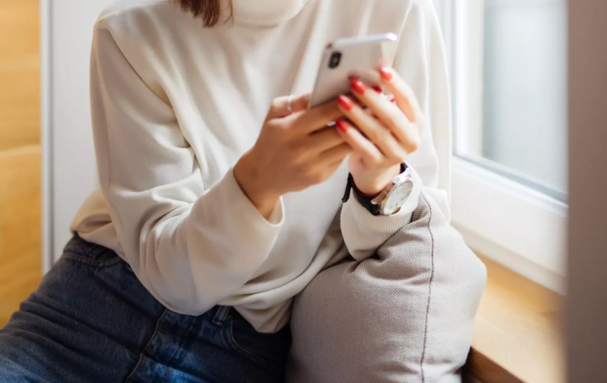 Una persona revisa un SMS en su móvil / FREEPIK - diana.grytsku Una persona revisa un SMS en su móvil / FREEPIK - diana.grytsku