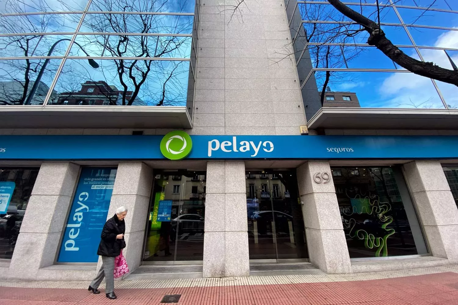 Uma pessoa passa por um escritório da companhia de seguros Pelayo / EUROPA PRESS - EDUARDO PARRA