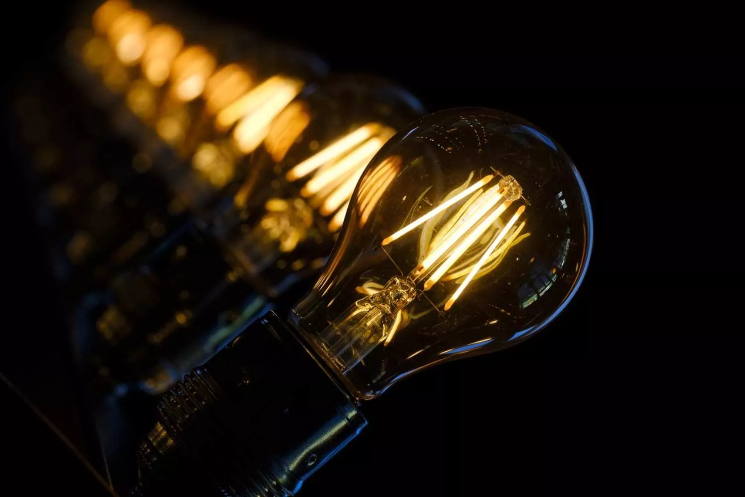 Varias bombillas que emiten luz   PIXABAY