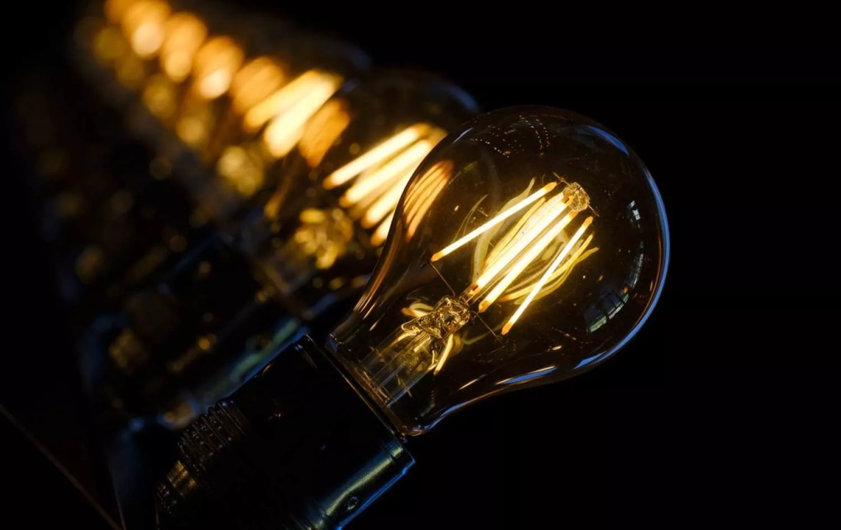 Varias bombillas que emiten luz / PIXABAY Varias bombillas que emiten luz / PIXABAY