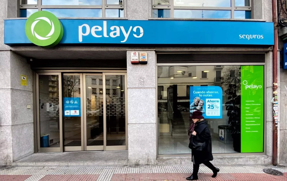 Una persona pasa por delante de una oficina de la compañía aseguradora Pelayo Una persona pasa por delante de una oficina de la compañía aseguradora Pelayo