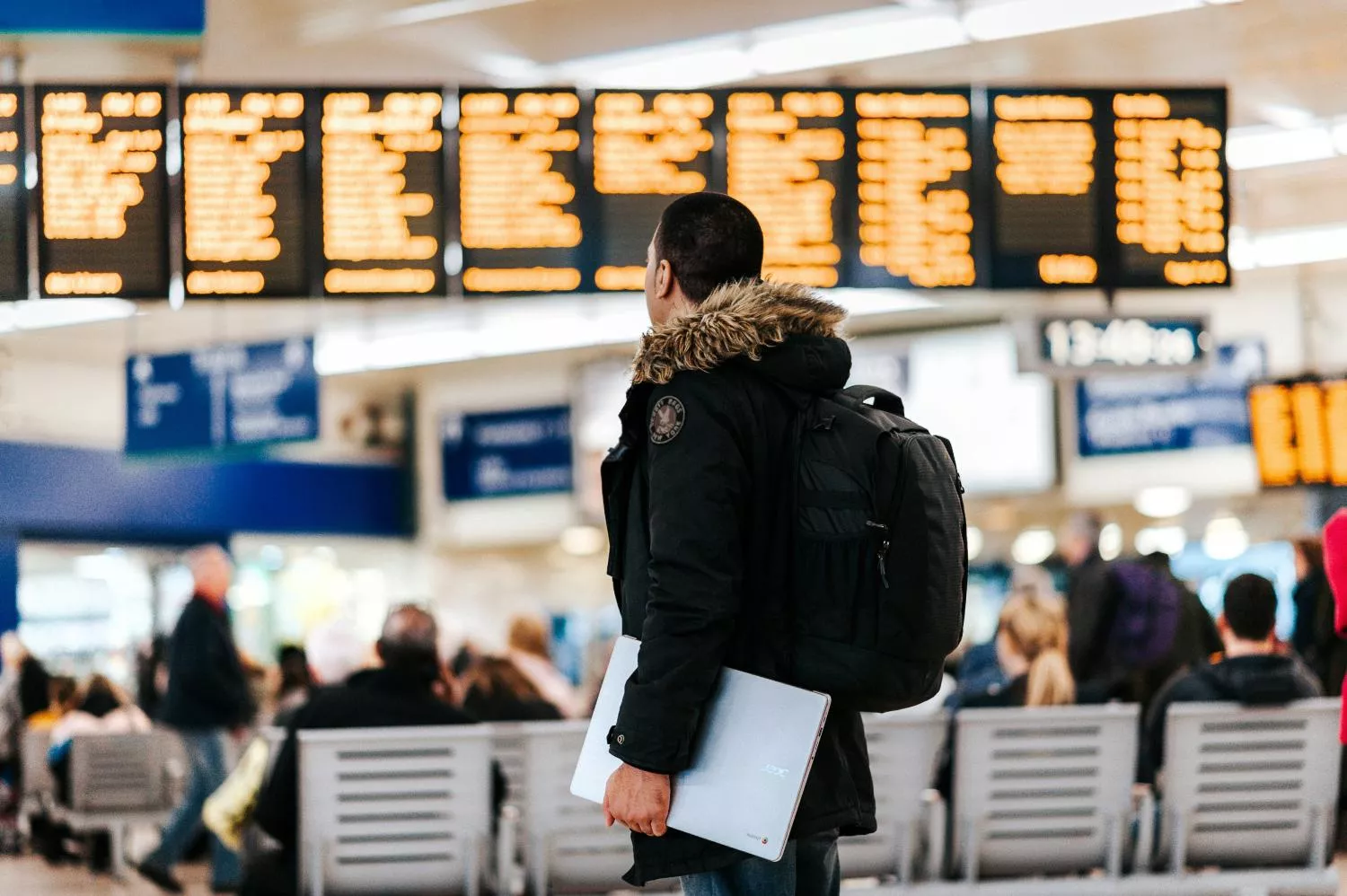 Un pasajero observa unos paneles en el aeropuerto / UNSPLASH Un pasajero observa unos paneles en el aeropuerto / UNSPLASH