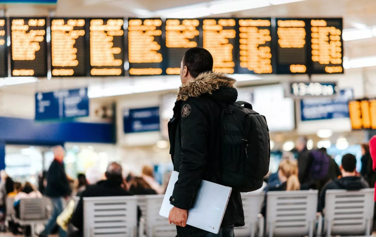 Un pasajero observa unos paneles en el aeropuerto / UNSPLASH Un pasajero observa unos paneles en el aeropuerto / UNSPLASH