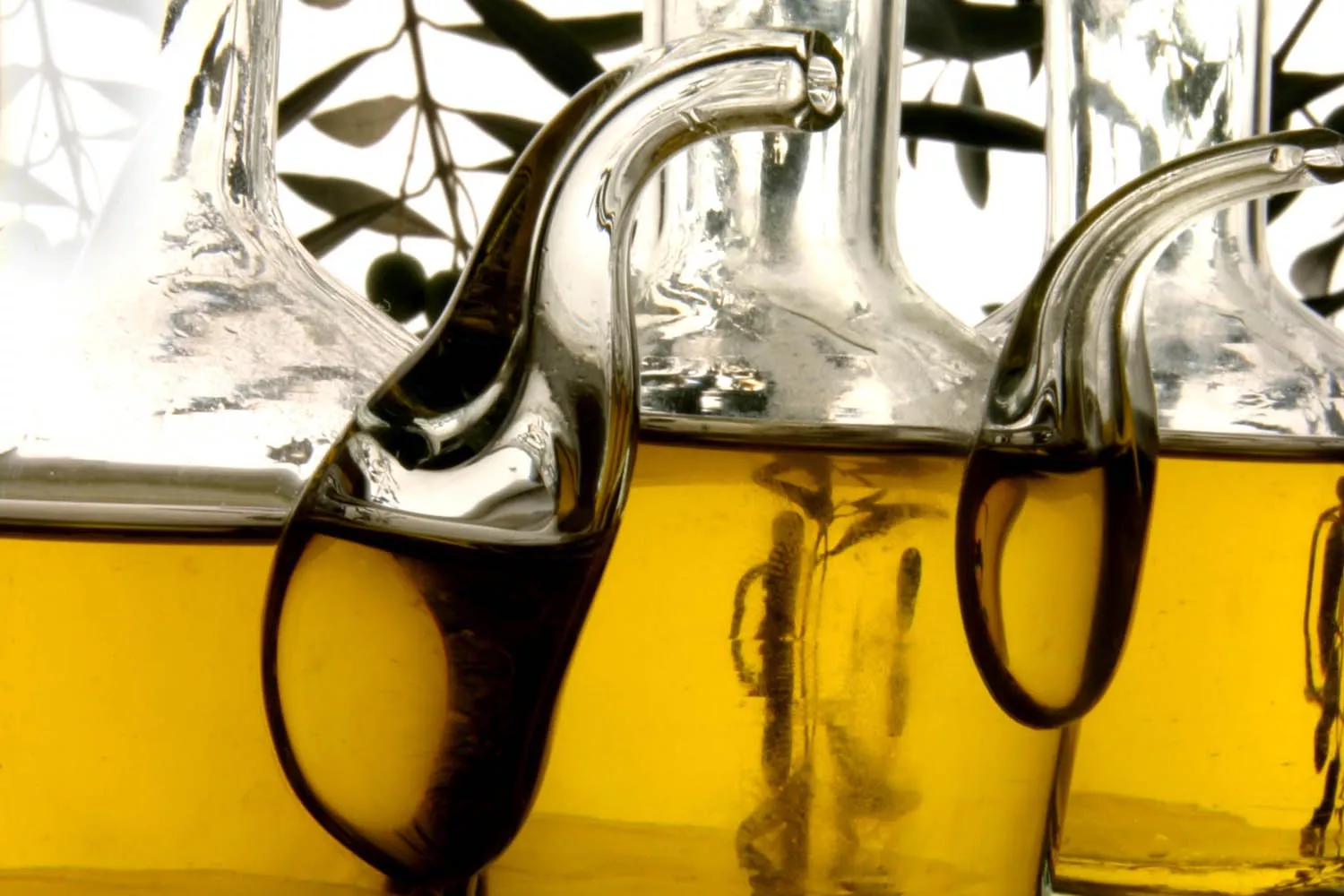 Jarras de aceite de oliva sin el etiquetado normativo / JUNTA DE ANDALUCÍA Jarras de aceite de oliva sin el etiquetado normativo / JUNTA DE ANDALUCÍA