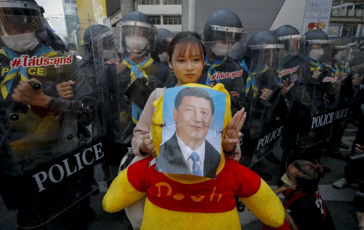 Un manifestante lleva un oso Winnie the Pooh con un retrato del presidente chino Xi Jinping   DIEGO