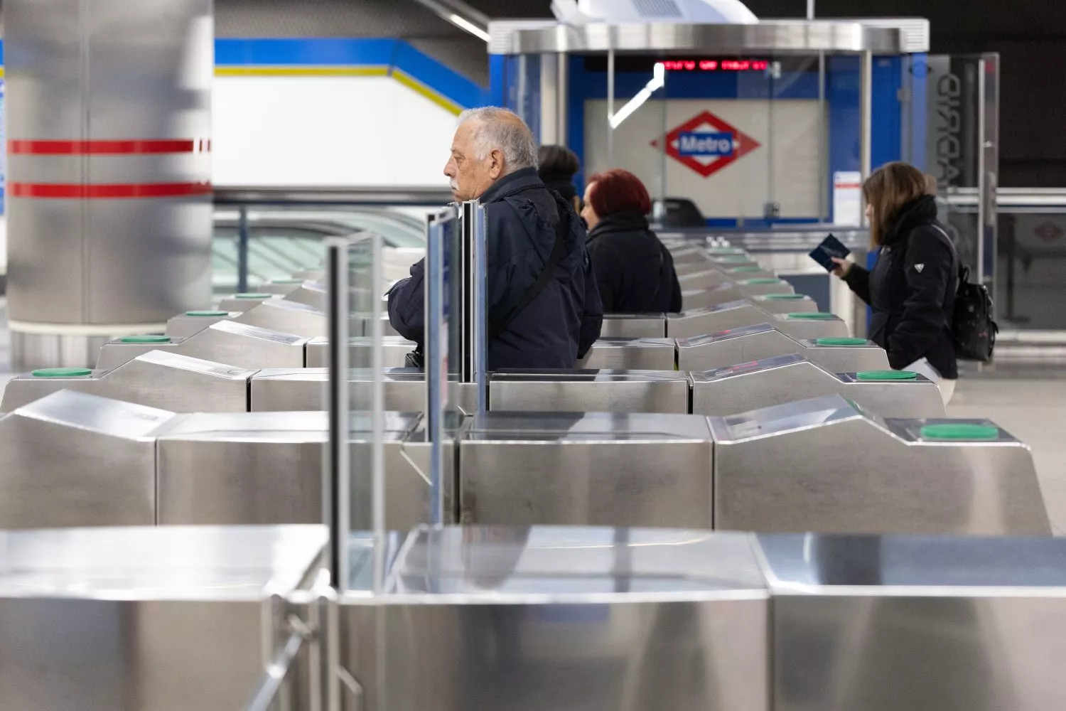Personas en el Metro / Eduardo Parra - EP