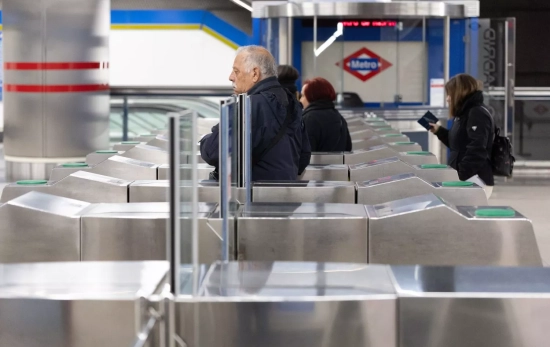 Personas en el metro que arrastran sueño durante todo el día / Eduardo Parra - EP