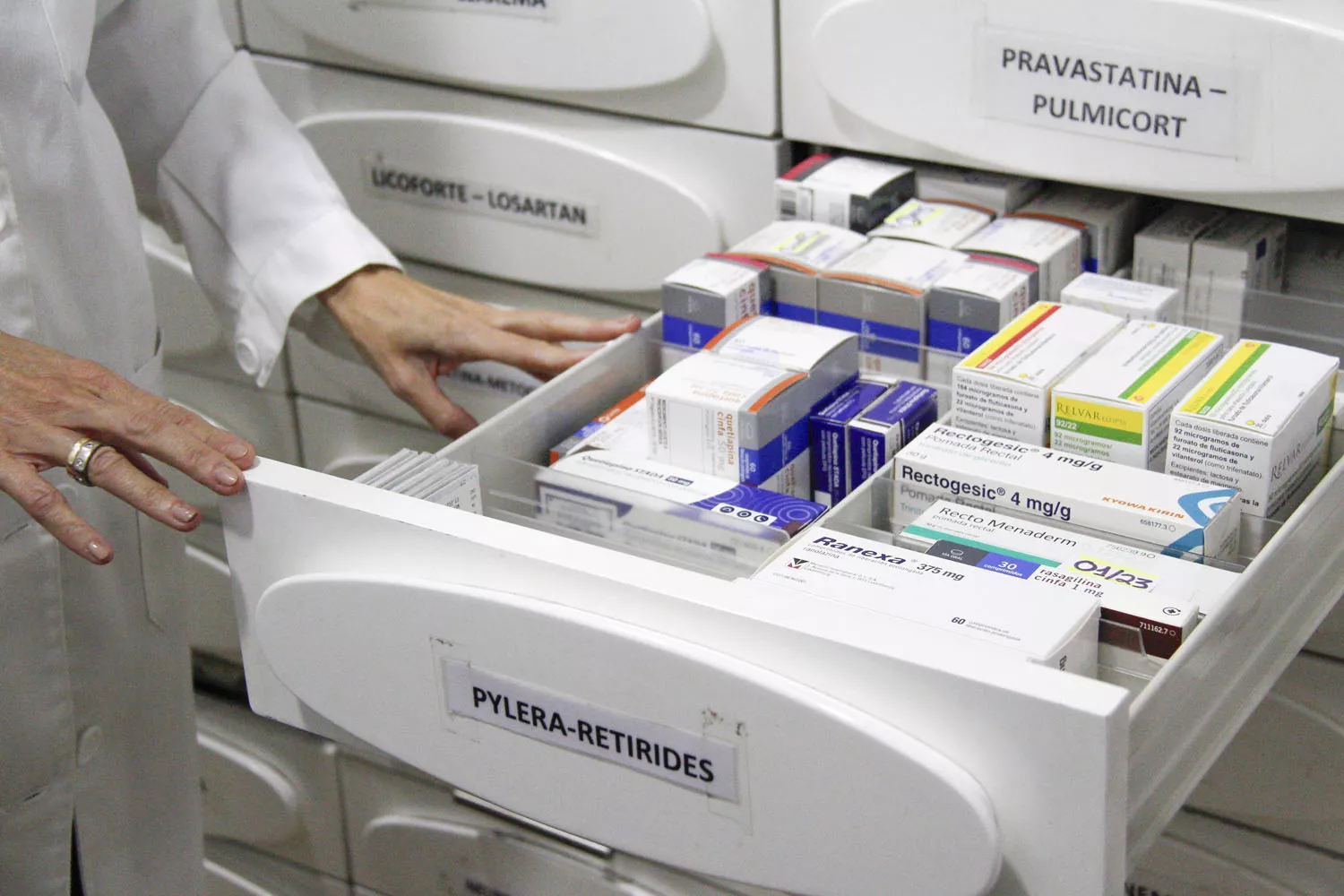 Un cajón con medicamentos en una de las farmacias españolas / LUDA PARTNERS