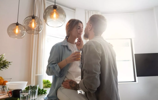 Una pareja se olvida del teléfono por un día / FREEPIK Una pareja se olvida del teléfono por un día / FREEPIK
